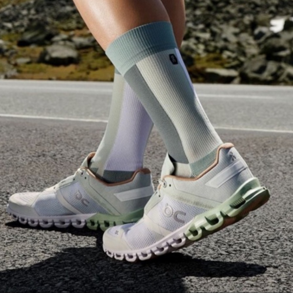 On Running Cloudflow shoes, Aloe/White, size 10 - Picture 1 of 9